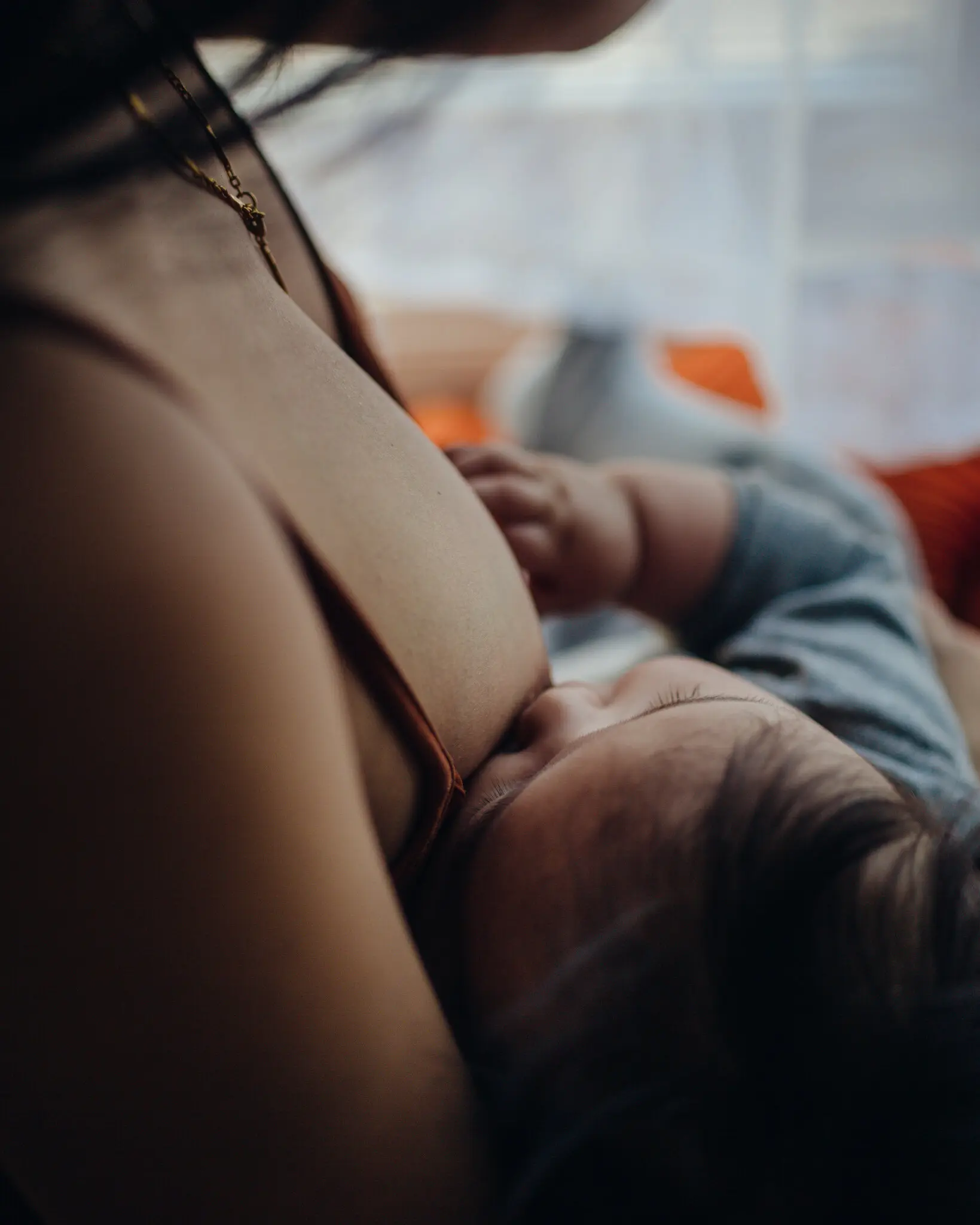 Нові рекомендації заохочують довше грудне вигодовування, але закликають до більшої підтримки батьків